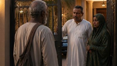 عاد رجل إلى قريته الصغيره